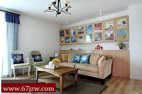 沙发背景墙上的储物柜,模仿非空大师的方法,将柜门做成了海报展示墙,将装饰效果融入实用的家具中。从这个角度可以看到餐厅和玄关,桦木地板延伸的整体效果。