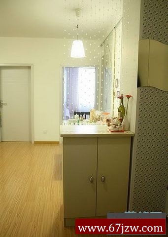 高手超省钱DIY装修,改造48平二手旧屋变时尚公寓。屋主巧妙利用仿名牌的“山寨”家具,低成本打造简约时尚的小公寓。快跟随镜头一起去看看吧!